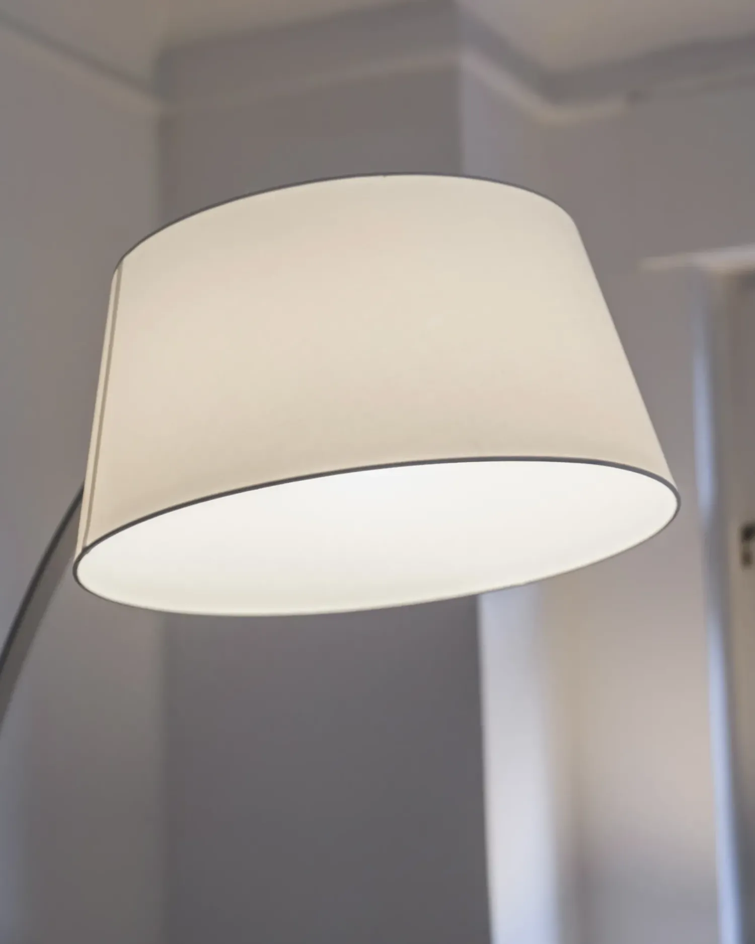 Beliani Lampada da pavimento BENUE Metallo Bianco