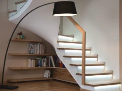Sale Beliani Lampada da pavimento BENUE Metallo Nero Bianco Nero