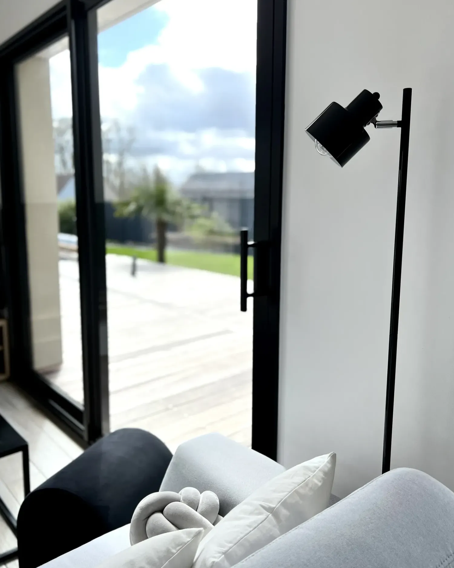 Outlet Beliani Lampada da pavimento CORBONES Regolabile Metallo Nero Grigio Nero