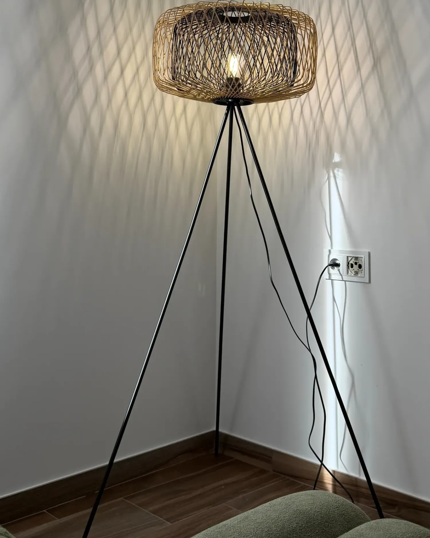 Sale Beliani Lampada da pavimento JAVARI Bambù Marrone/Nero Marrone Nero