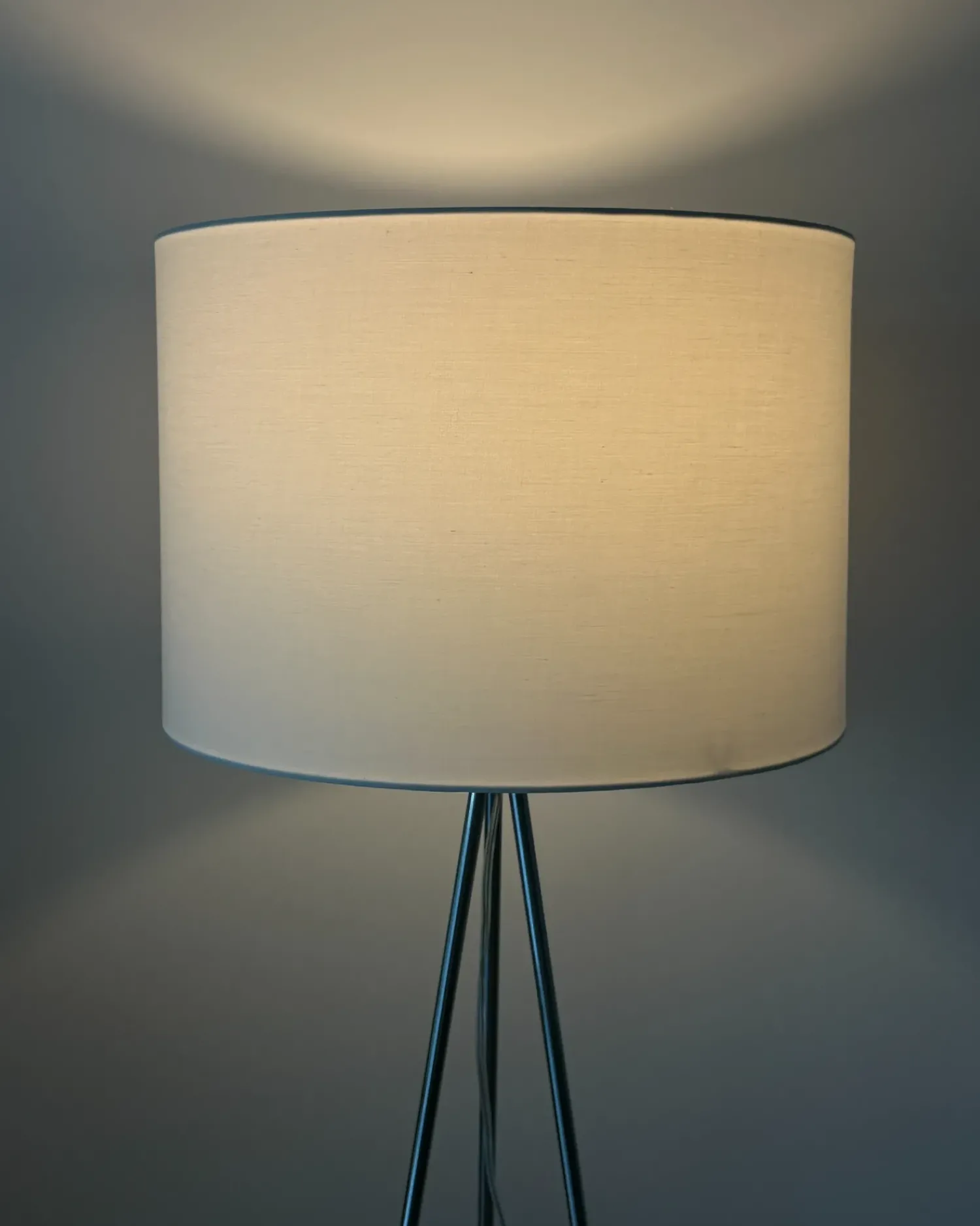 Sale Beliani Lampada da pavimento VISTULA Metallo Argento Bianco Argento
