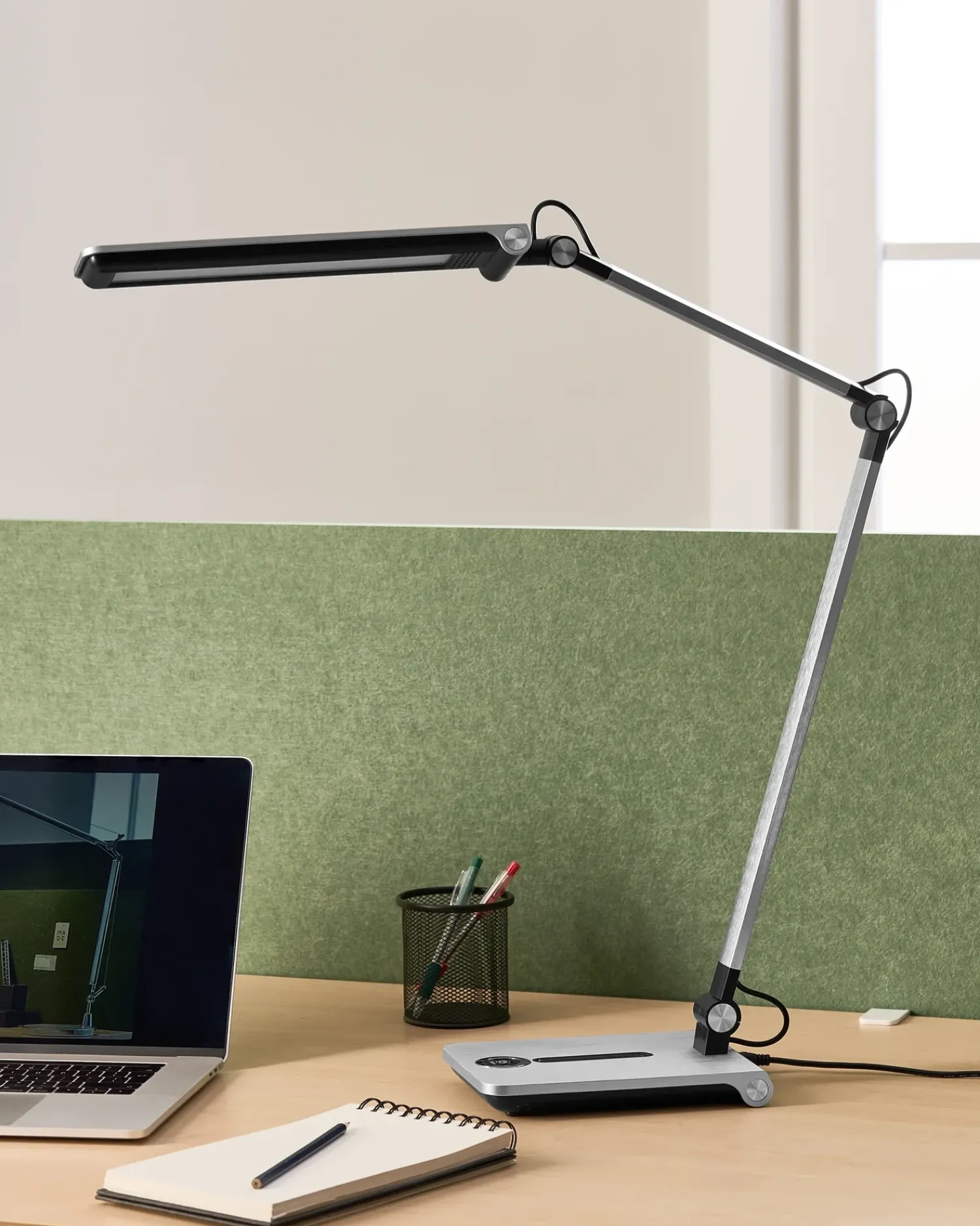 Beliani Lampada da scrivania a LED AQUILA con dimmer Argento Argento Nero