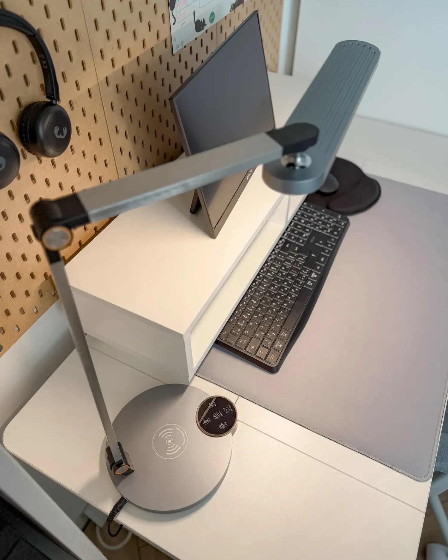 New Beliani Lampada da scrivania a LED CAROY con Caricatore wireless Grigio