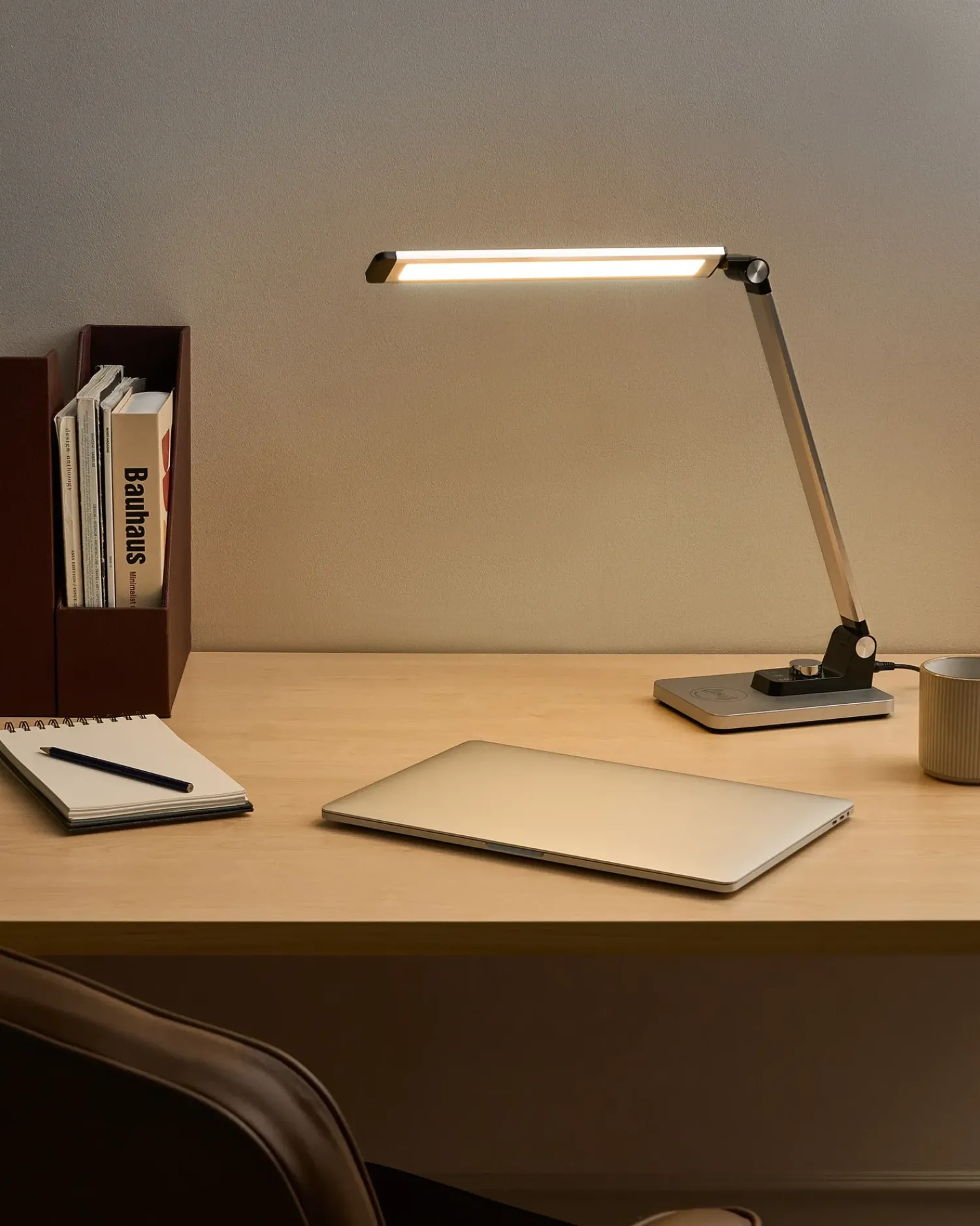 Clearance Beliani Lampada da scrivania a LED ENIF con Caricatore wireless Argento