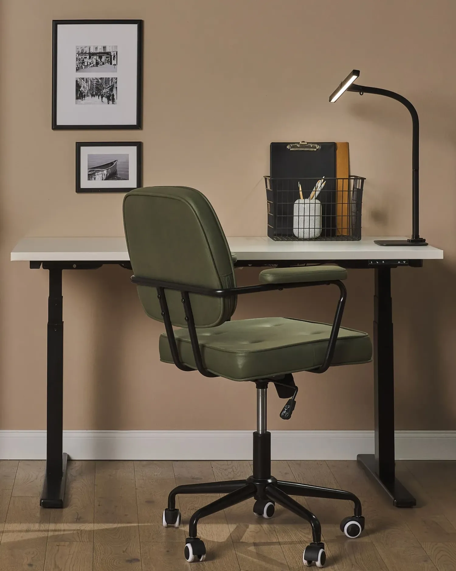 Sale Beliani Lampada da scrivania a LED KOURIS con sensore di movimento Metallo Nero