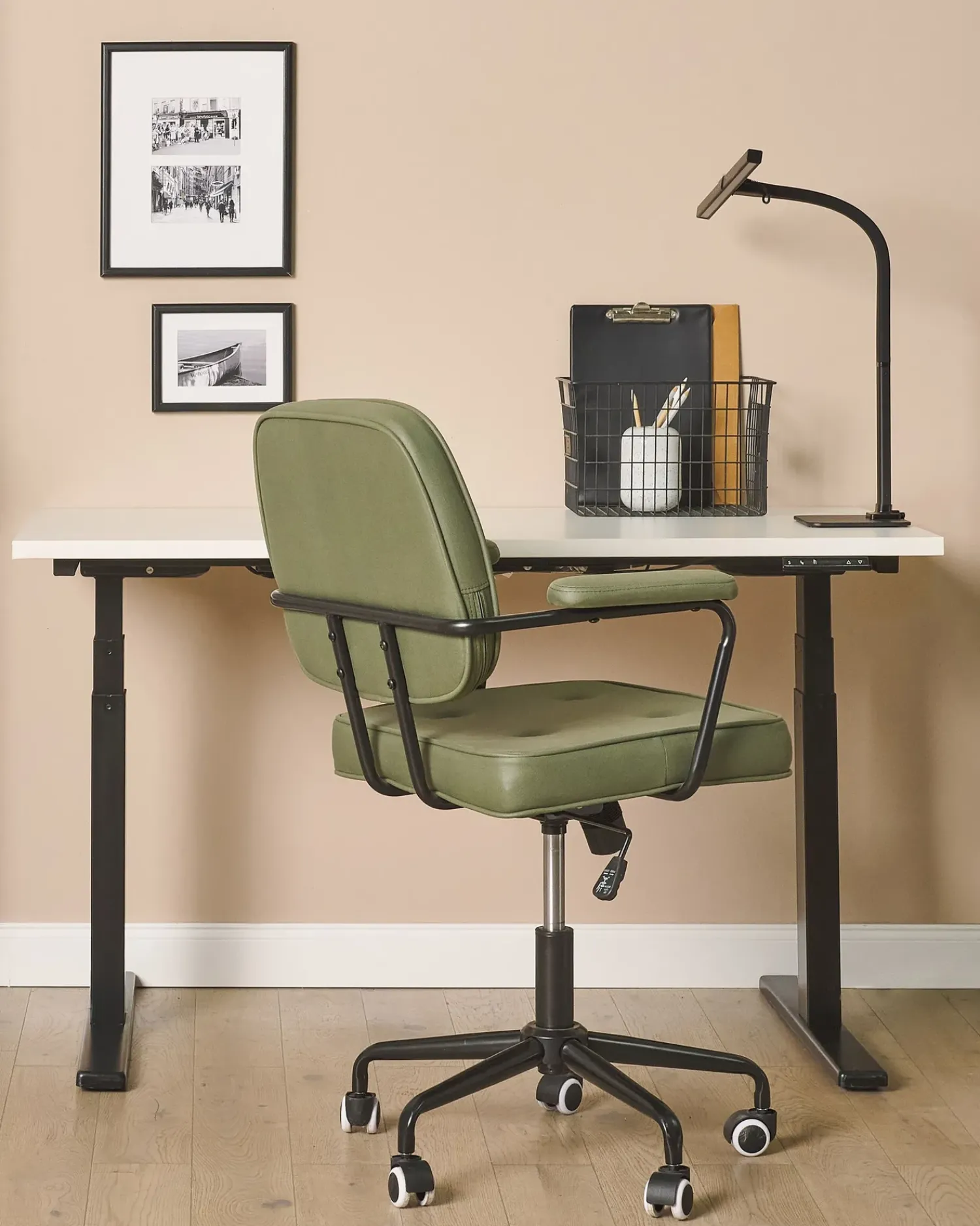 Sale Beliani Lampada da scrivania a LED KOURIS con sensore di movimento Metallo Nero
