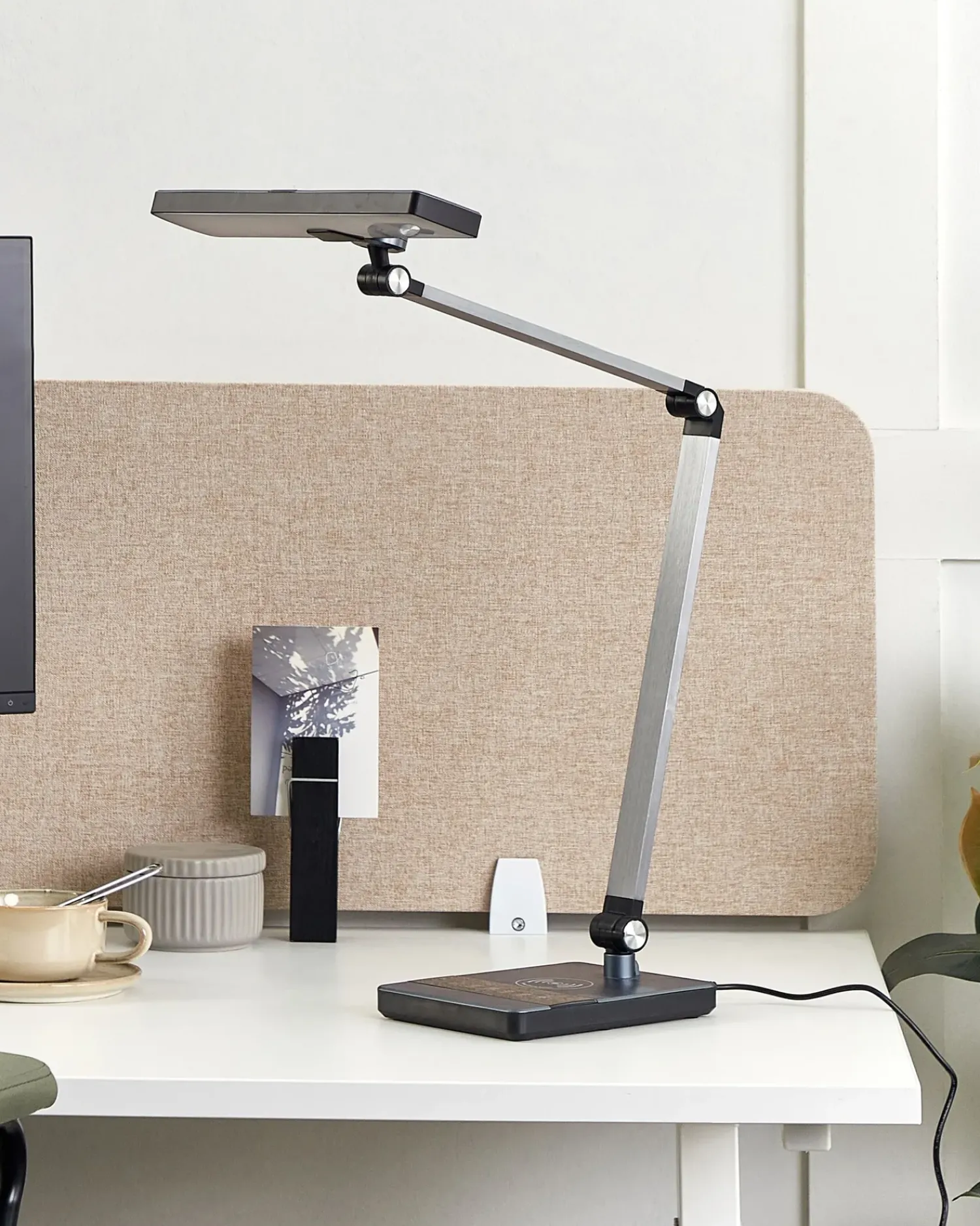 Best Beliani Lampada da scrivania a LED LACERTA con Caricatore wireless Metallo Nero