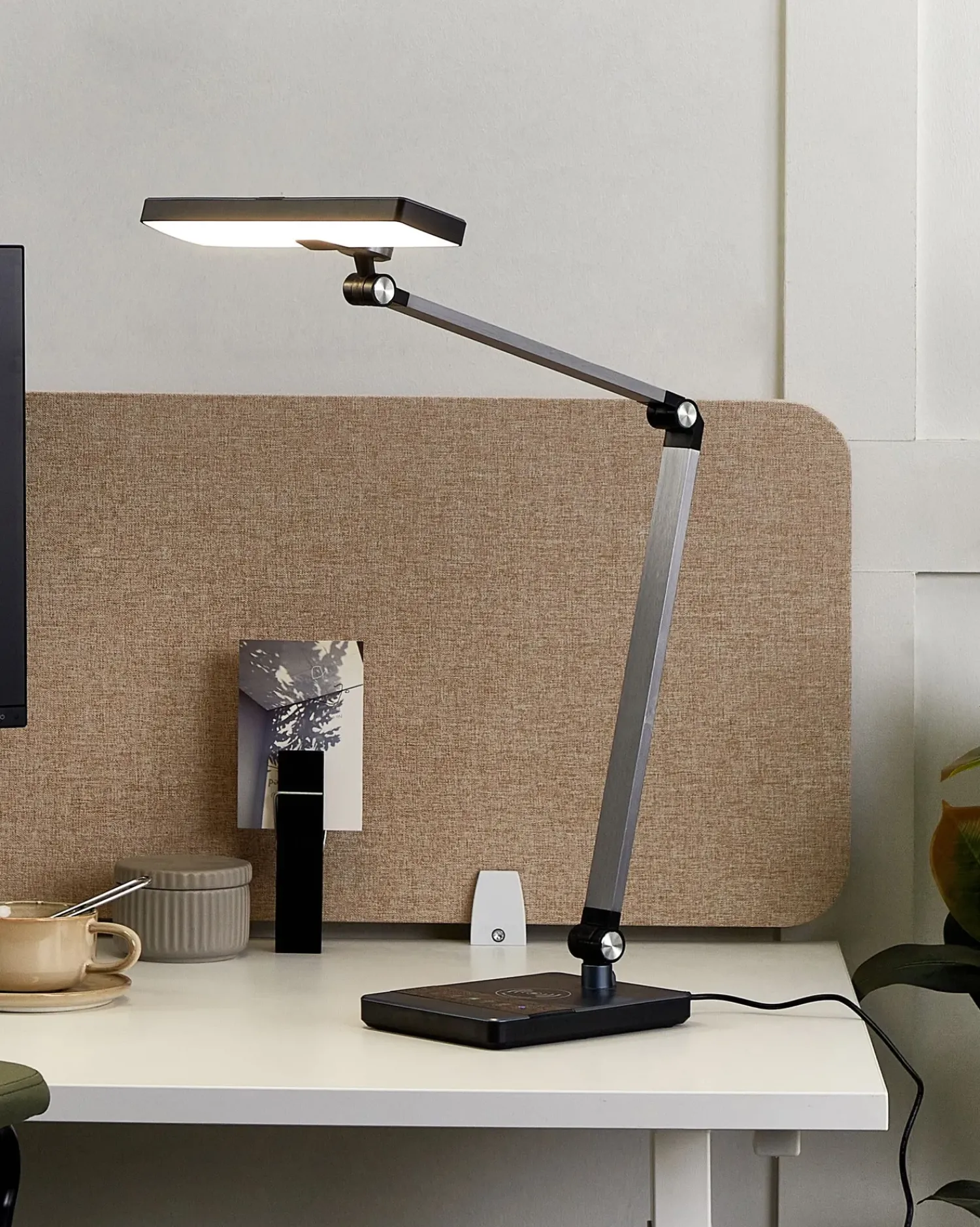 Best Beliani Lampada da scrivania a LED LACERTA con Caricatore wireless Metallo Nero
