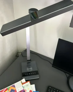 Hot Beliani Lampada da scrivania a LED LACERTA con Caricatore wireless Metallo Argento