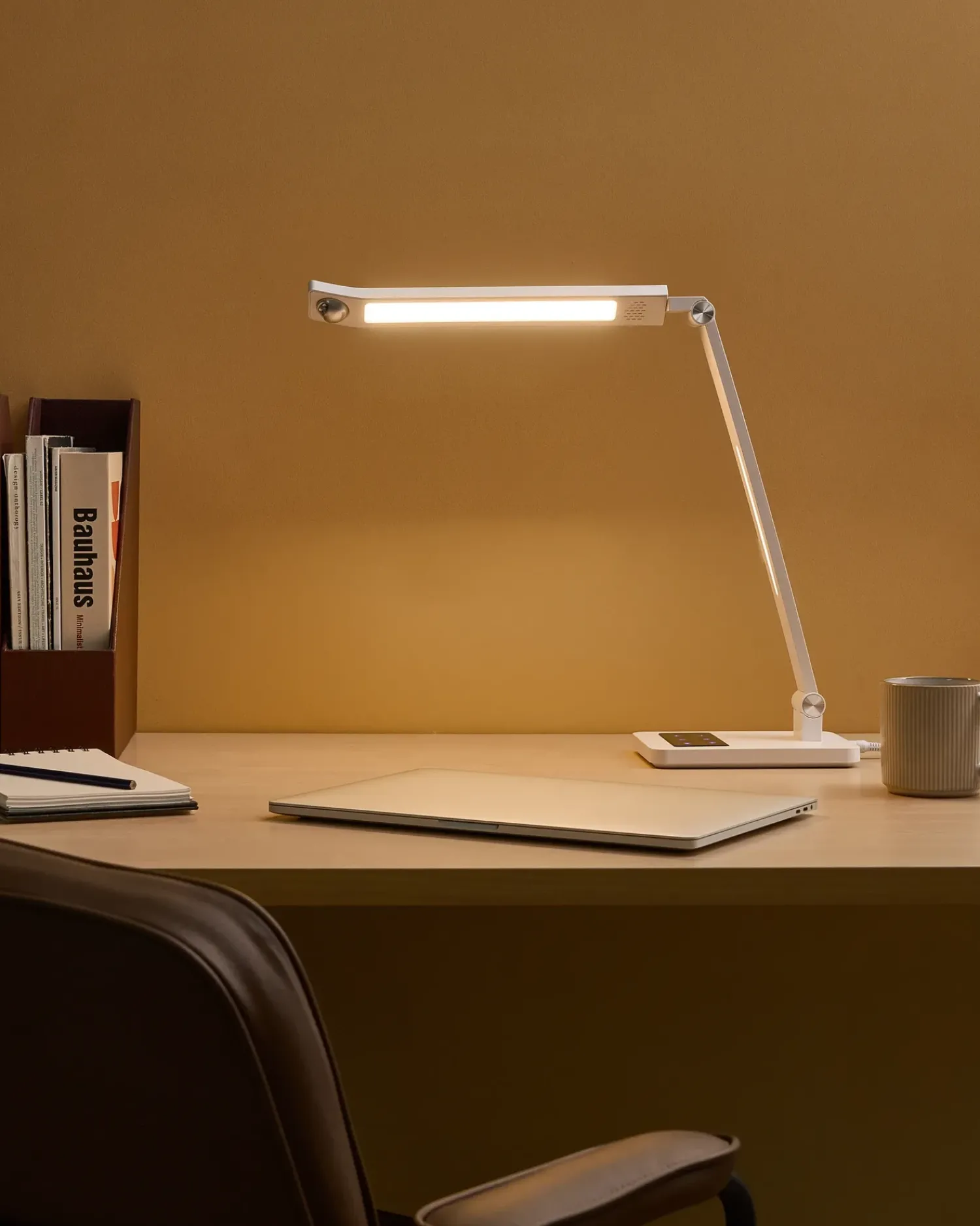 New Beliani Lampada da scrivania a LED LEPUS con sensore di movimento Bianco