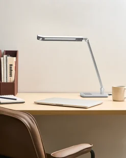Hot Beliani Lampada da scrivania a LED LEPUS con sensore di movimento Argento
