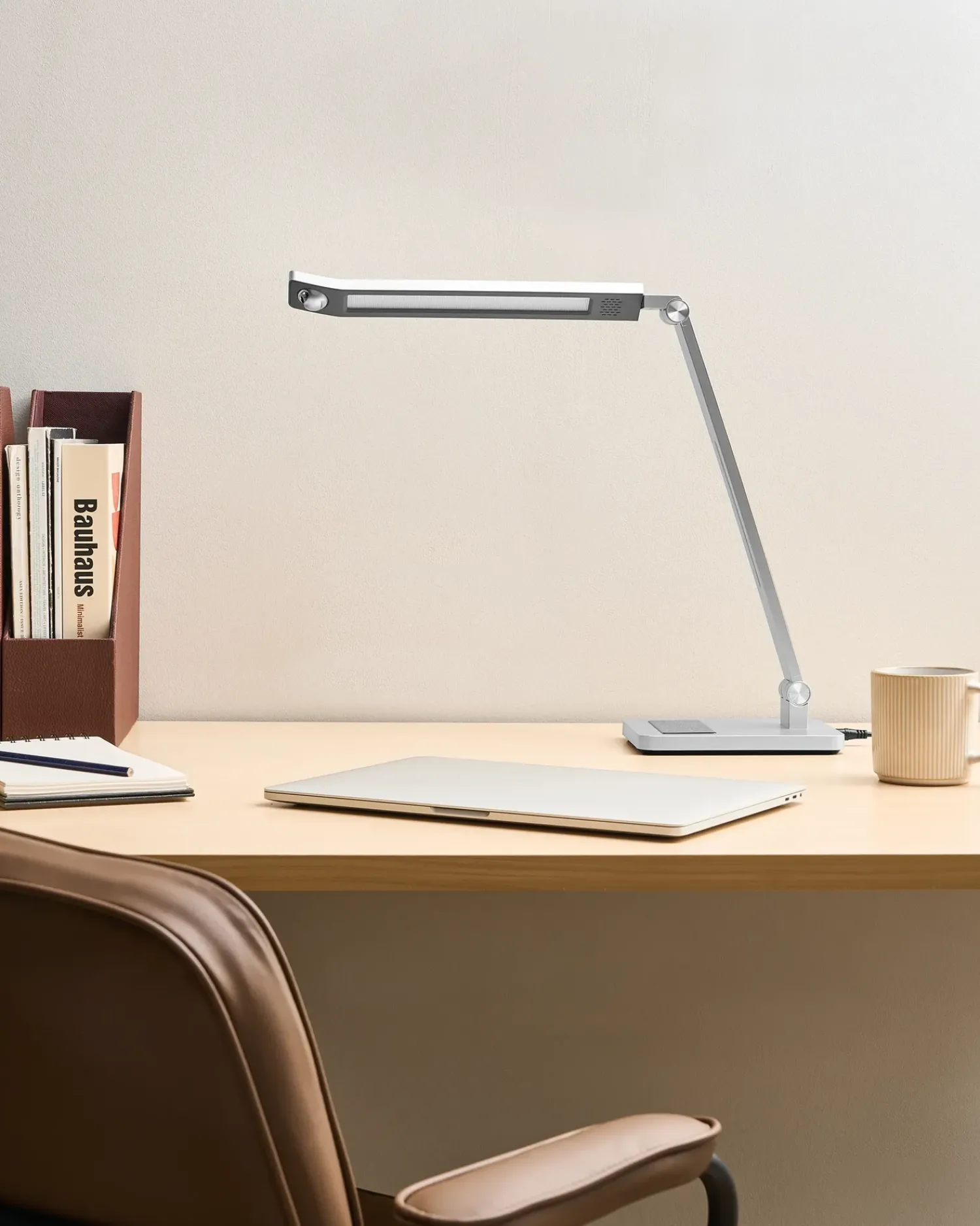 Hot Beliani Lampada da scrivania a LED LEPUS con sensore di movimento Argento