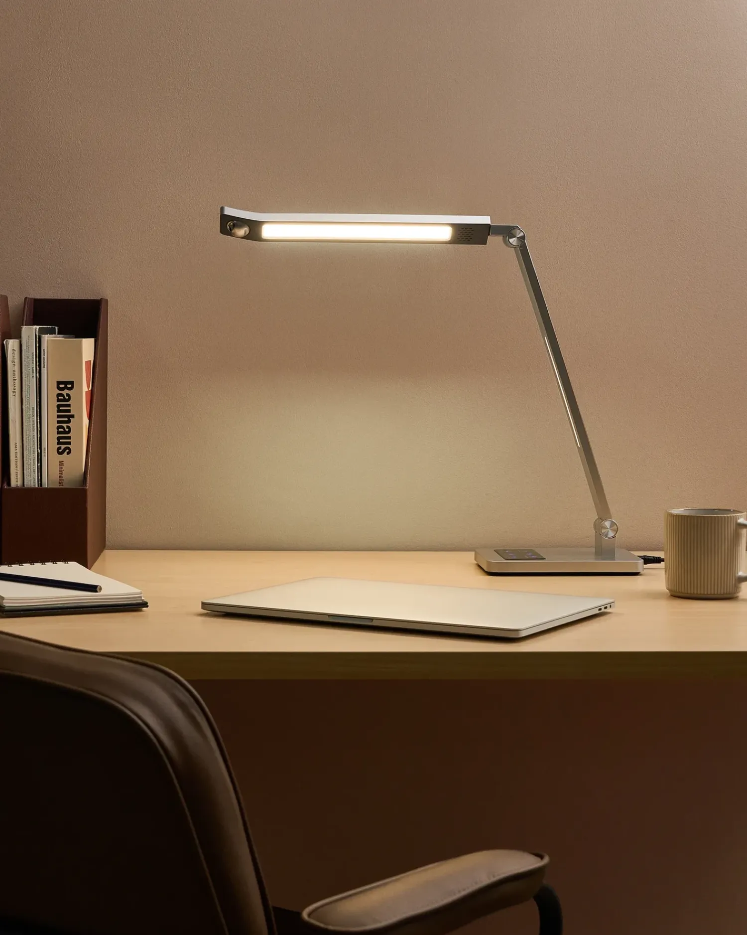 Hot Beliani Lampada da scrivania a LED LEPUS con sensore di movimento Argento