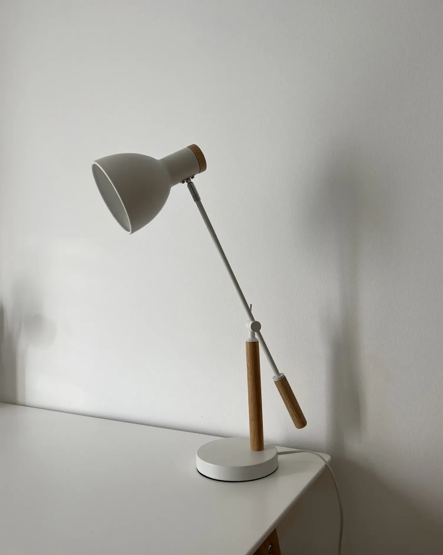 Hot Beliani Lampada da scrivania PECKOS Regolabile Metallo Bianco Bianco Marrone