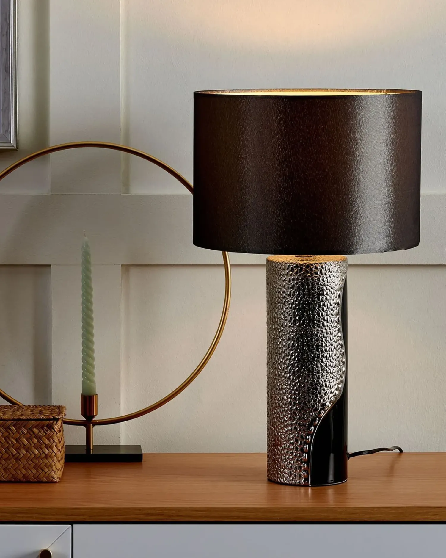 Outlet Beliani Lampada da tavolo AIKEN Porcellana Nero Argento Nero
