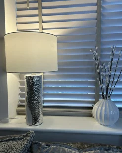 Outlet Beliani Lampada da tavolo AIKEN Porcellana Bianco Argento Bianco