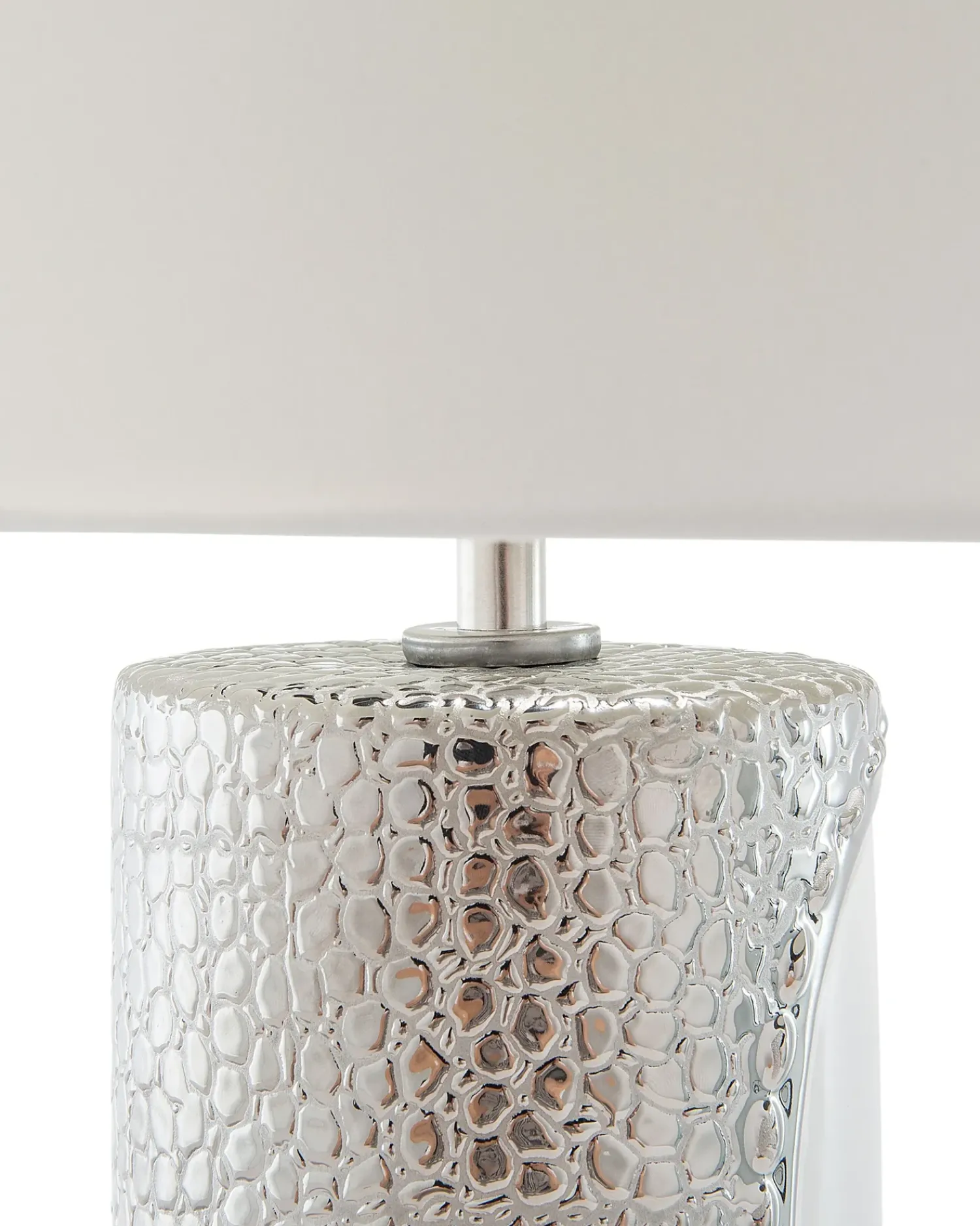 Outlet Beliani Lampada da tavolo AIKEN Porcellana Bianco Argento Bianco