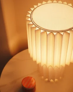 New Beliani Lampada da tavolo ALFEIOS Lino Bianco