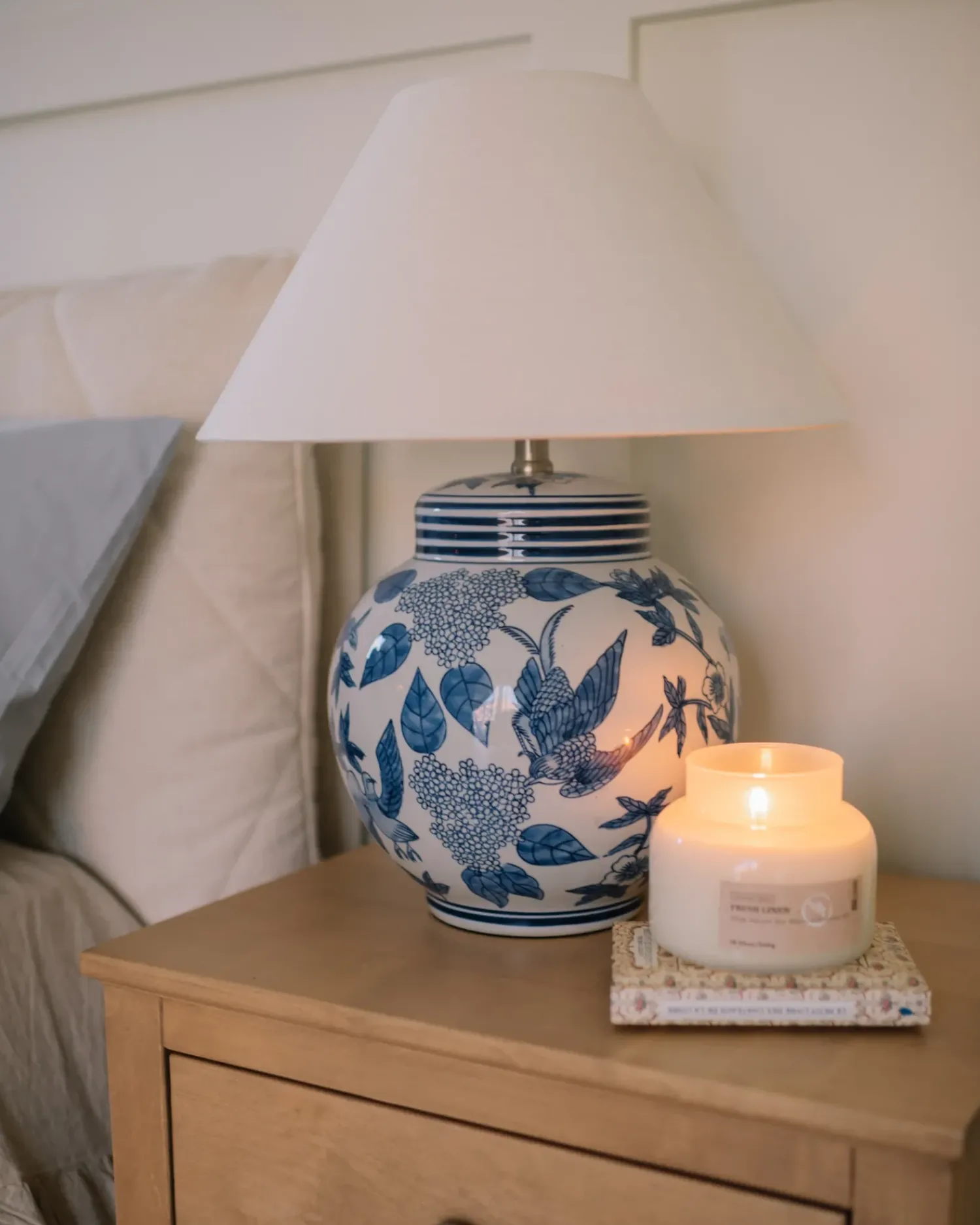 New Beliani Lampada da tavolo ARUNCA Porcellana Bianco/Blu Bianco Blu