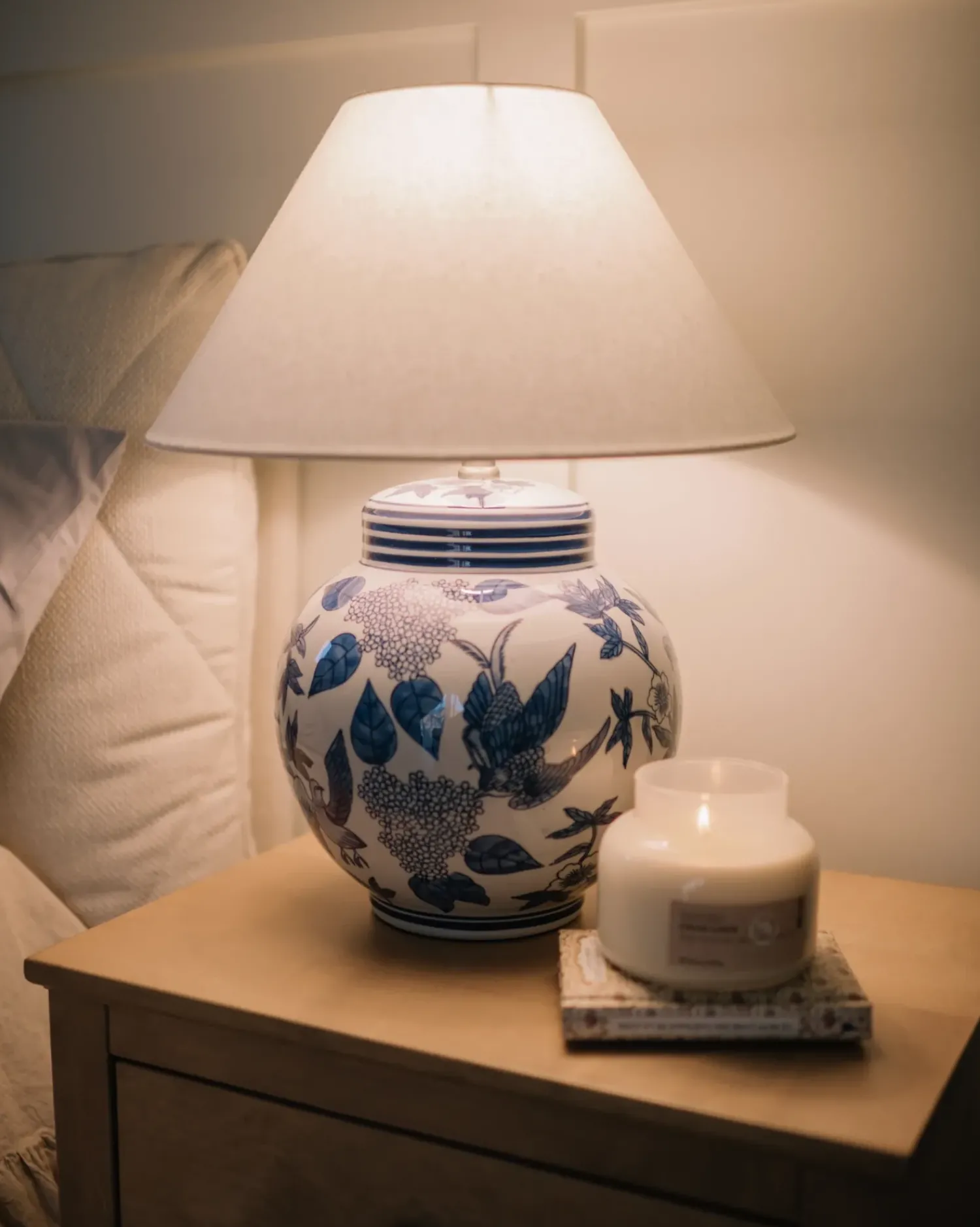 New Beliani Lampada da tavolo ARUNCA Porcellana Bianco/Blu Bianco Blu