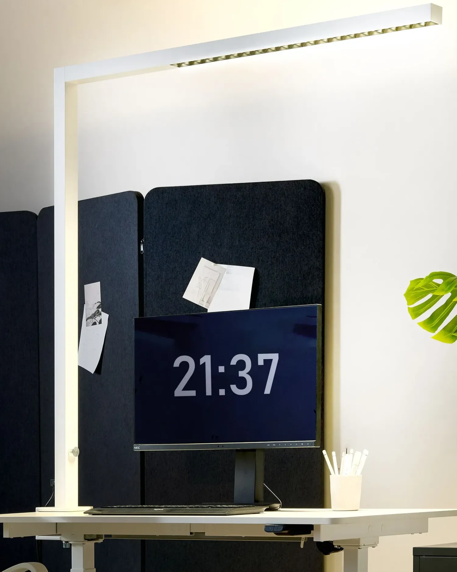 New Beliani Lampada da tavolo con morsetto a LED VOLANS con dimmer Metallo Bianco