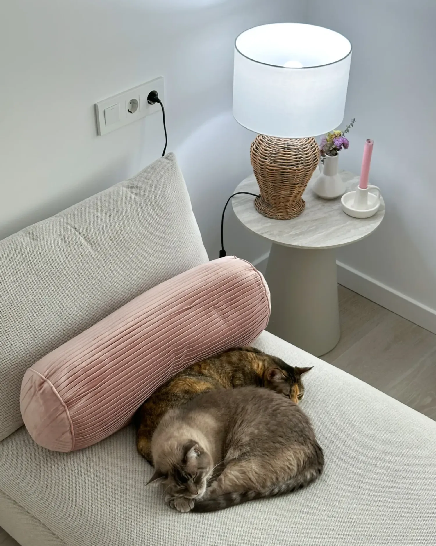 Clearance Beliani Lampada da tavolo FURELOS Rattan Naturale Bianco Naturale