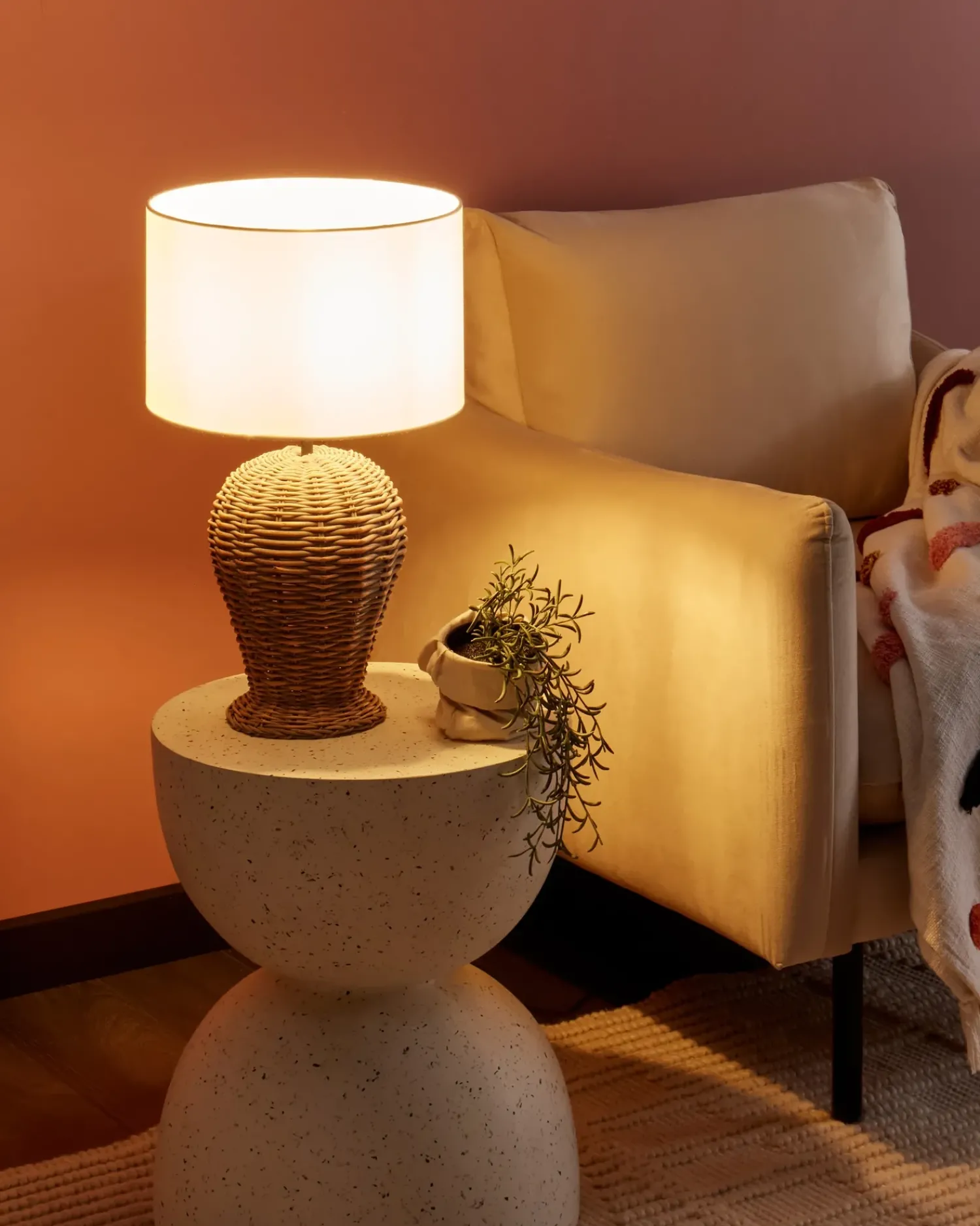 Clearance Beliani Lampada da tavolo FURELOS Rattan Naturale Bianco Naturale