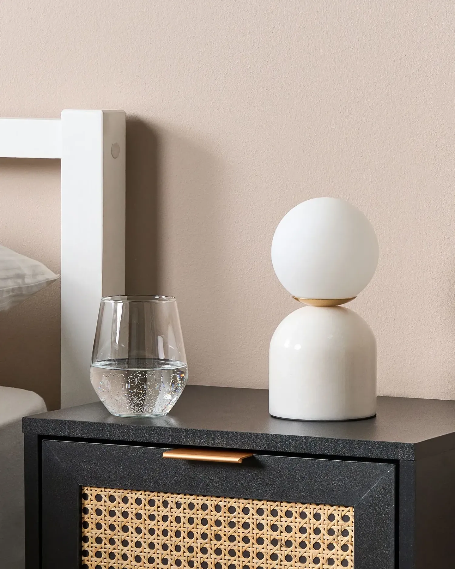 Clearance Beliani Lampada da tavolo KIWI Pietra Bianco