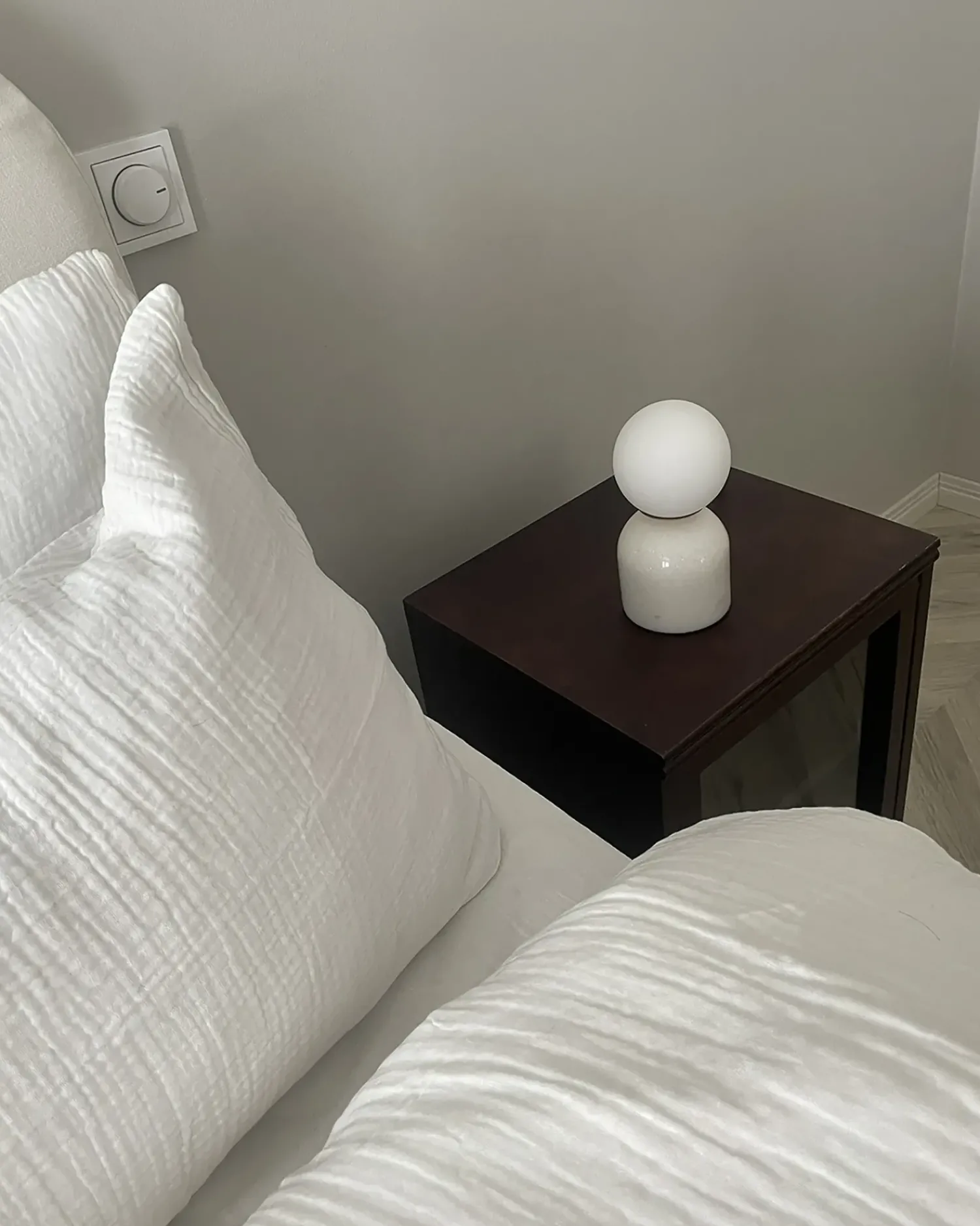 Clearance Beliani Lampada da tavolo KIWI Pietra Bianco