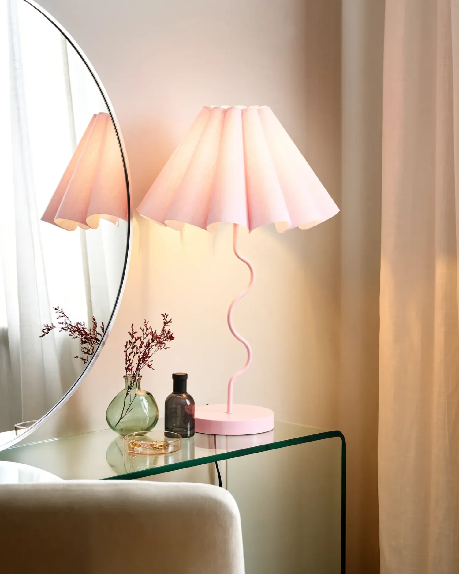 Beliani Lampada da tavolo MASUMU Rosa