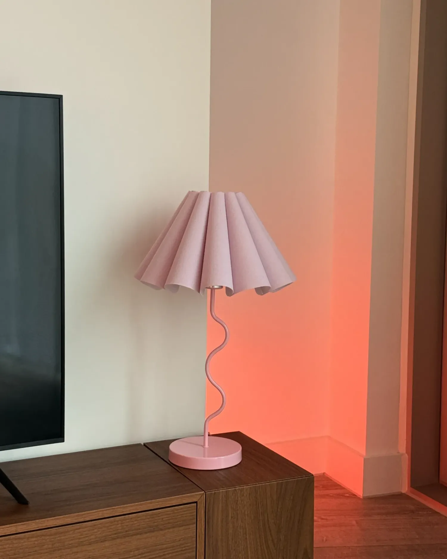 Beliani Lampada da tavolo MASUMU Rosa