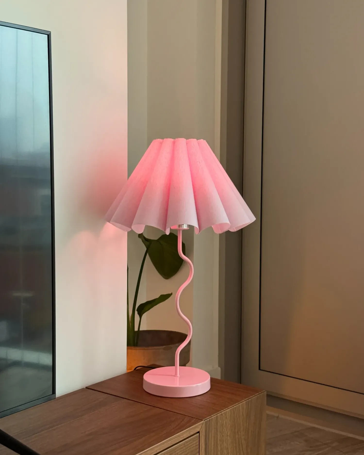 Beliani Lampada da tavolo MASUMU Rosa