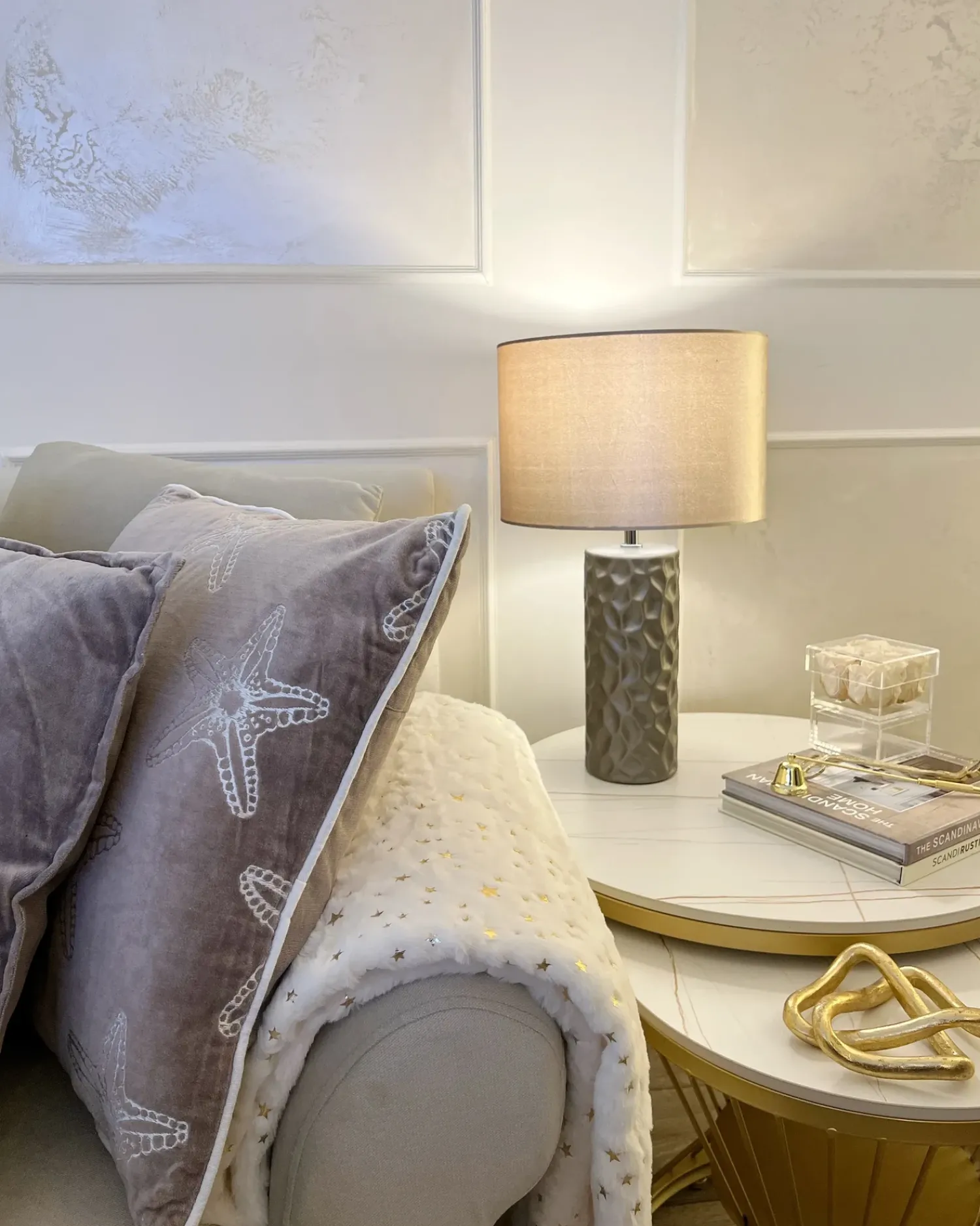 Hot Beliani Lampada da tavolo SANKURU Ceramica Oro Beige Oro