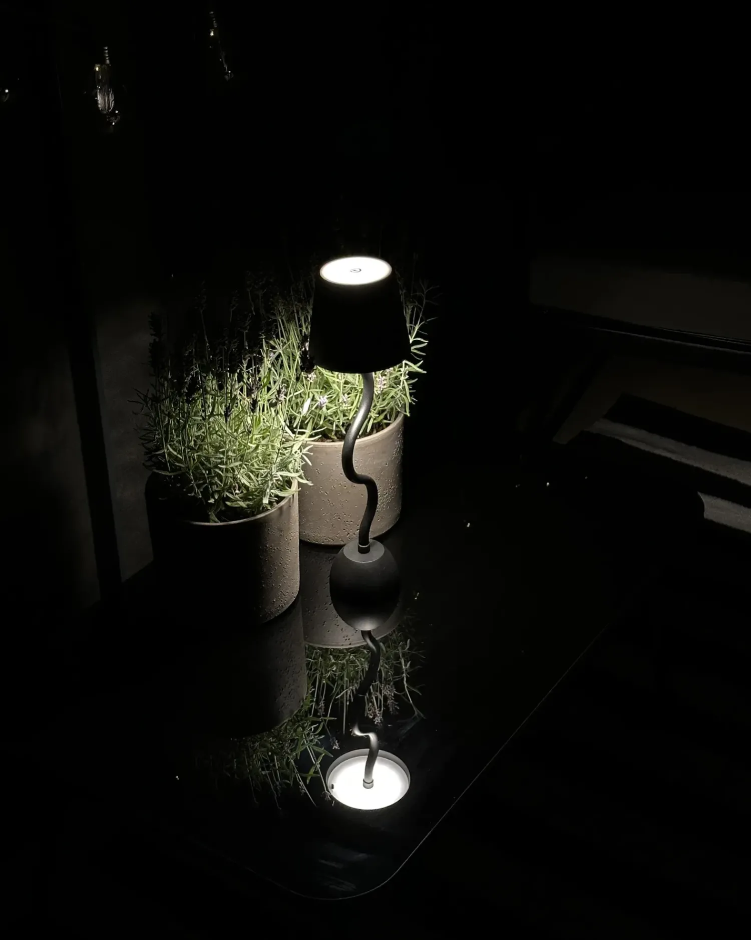 Discount Beliani Lampada da tavolo senza fili a LED VOUGA con dimmer Metallo Nero