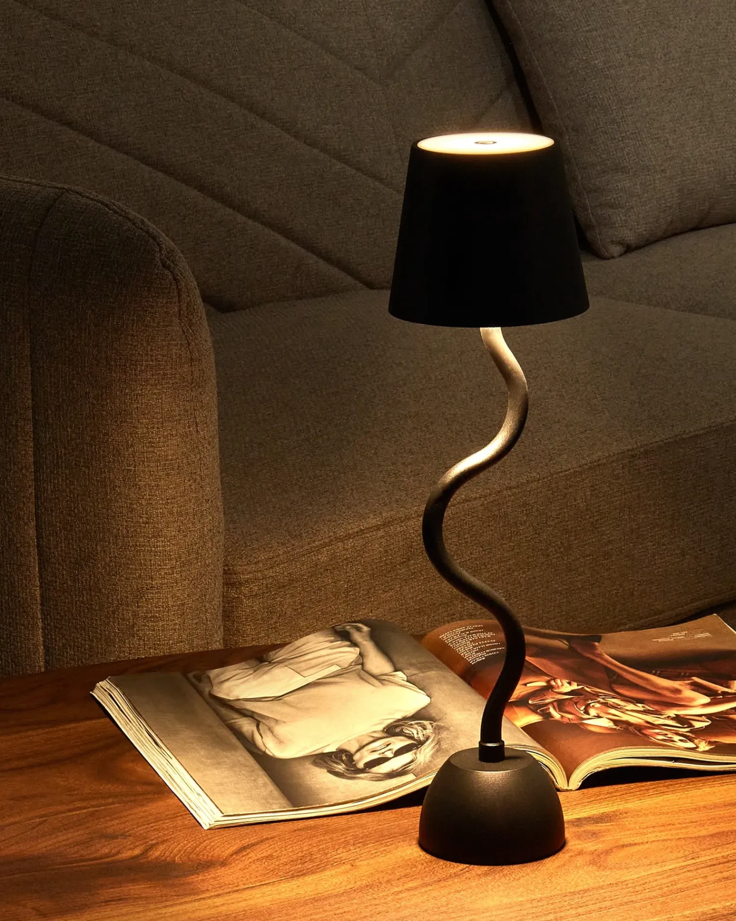 Discount Beliani Lampada da tavolo senza fili a LED VOUGA con dimmer Metallo Nero