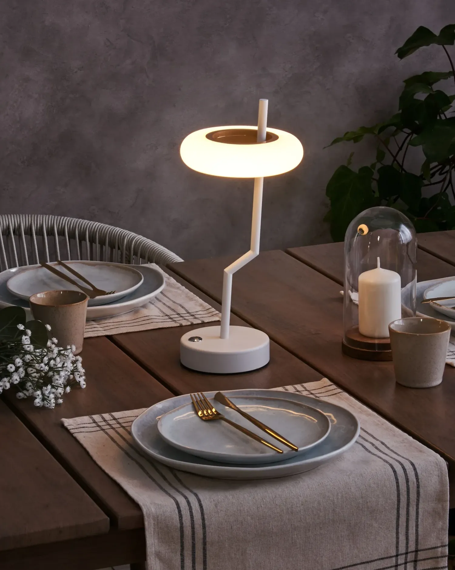 Hot Beliani Lampada da tavolo senza fili a LED ALVIELA con dimmer Metallo Bianco Bianco Marrone