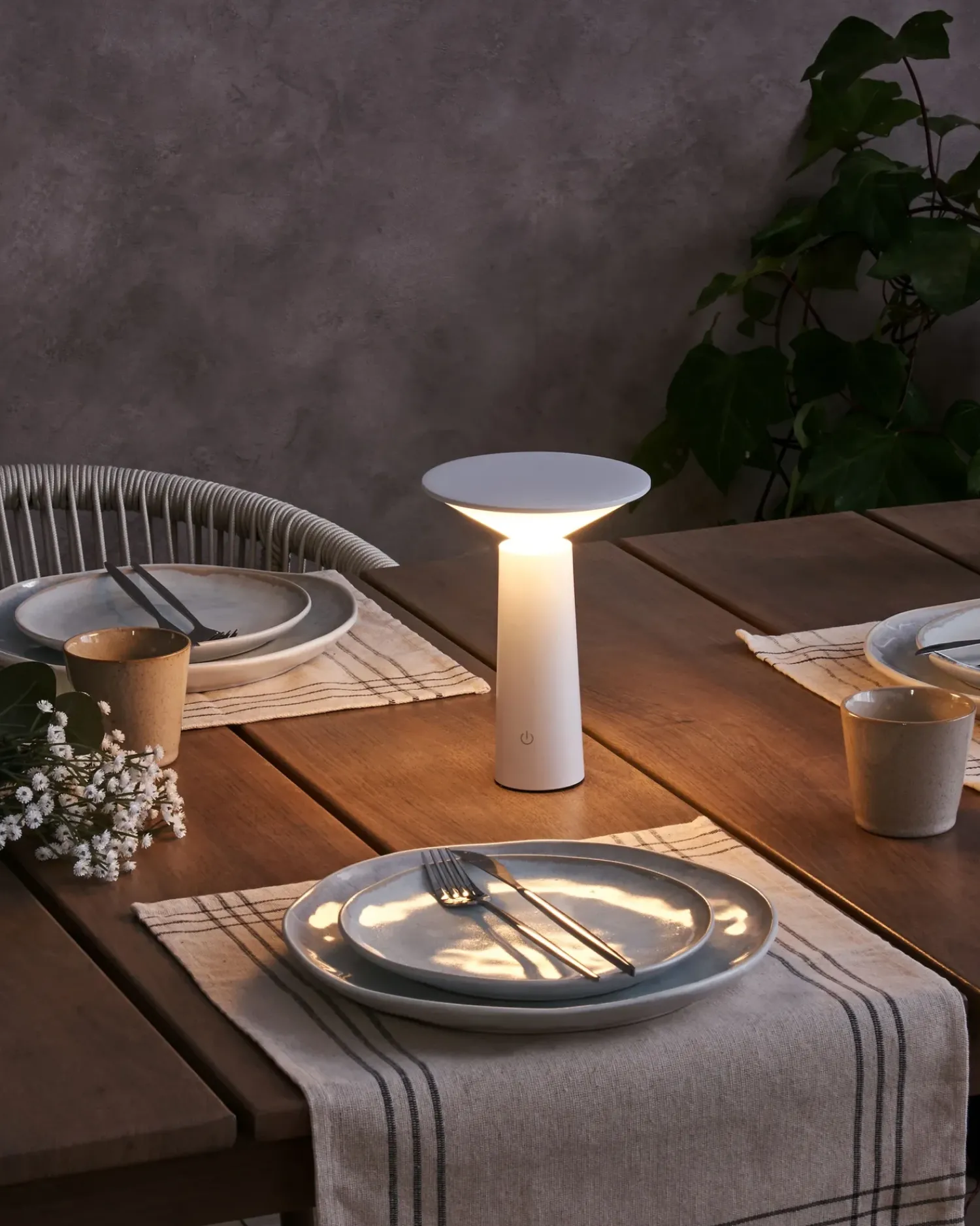 Best Beliani Lampada da tavolo senza fili a LED LEVIRA con dimmer Metallo Bianco