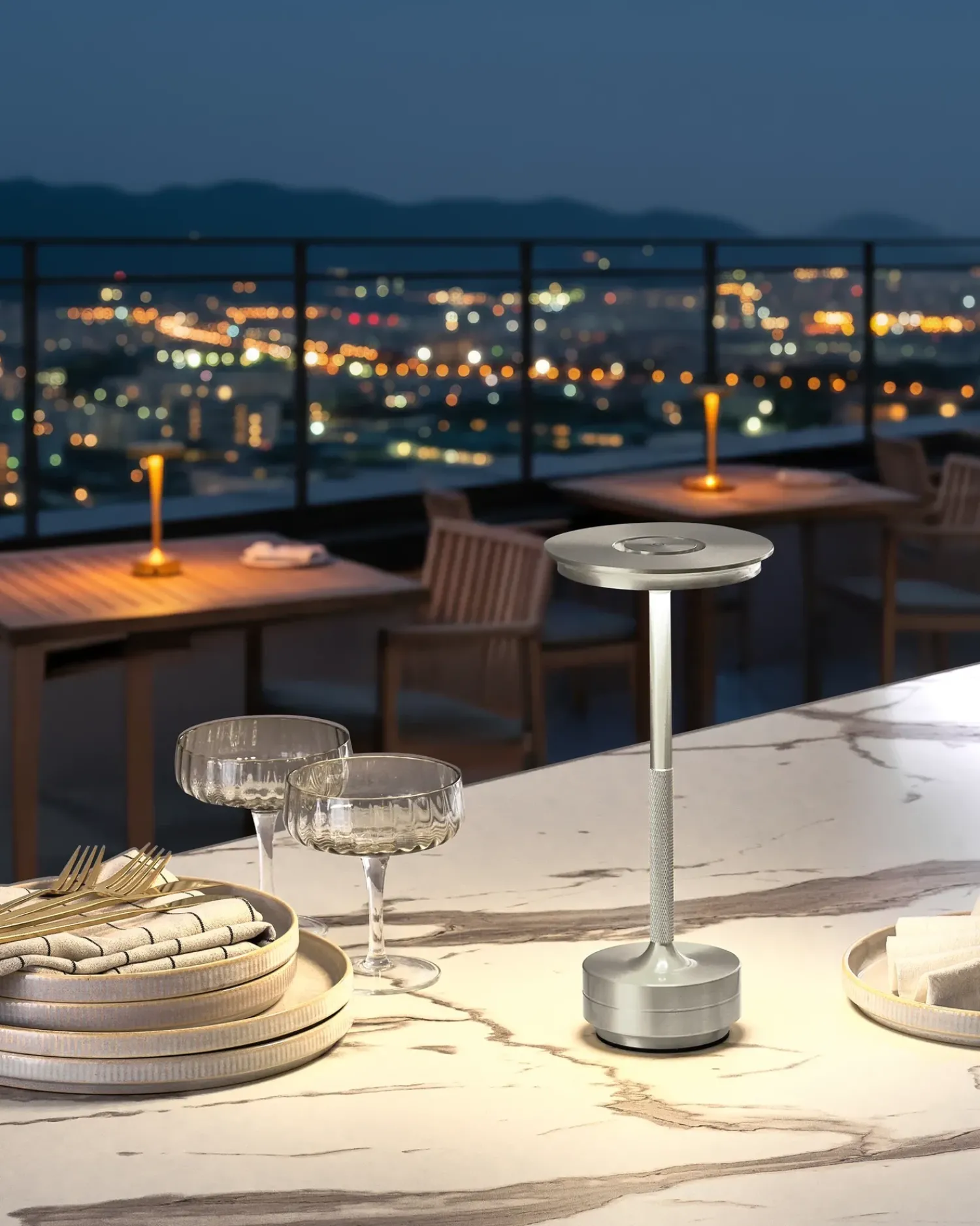 Outlet Beliani Lampada da tavolo senza fili a LED MAGO con dimmer Metallo Argento