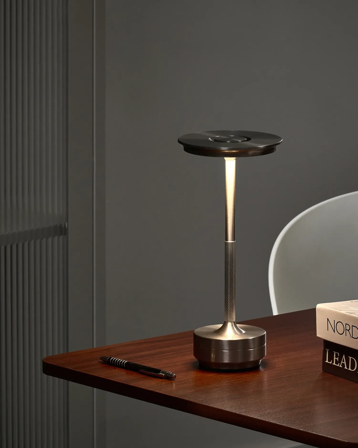 Outlet Beliani Lampada da tavolo senza fili a LED MAGO con dimmer Metallo Argento