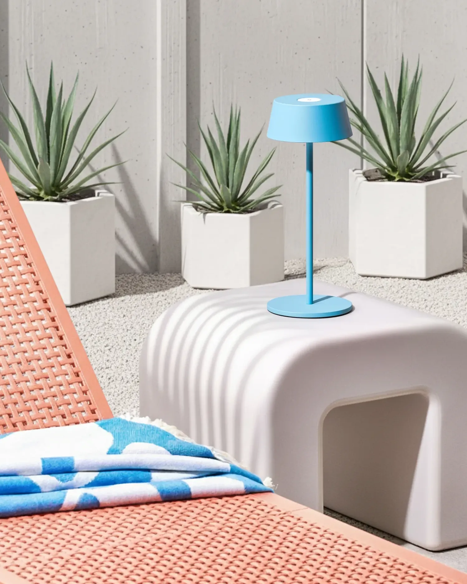 Discount Beliani Lampada da tavolo senza fili a LED GUDER con dimmer Metallo Blu