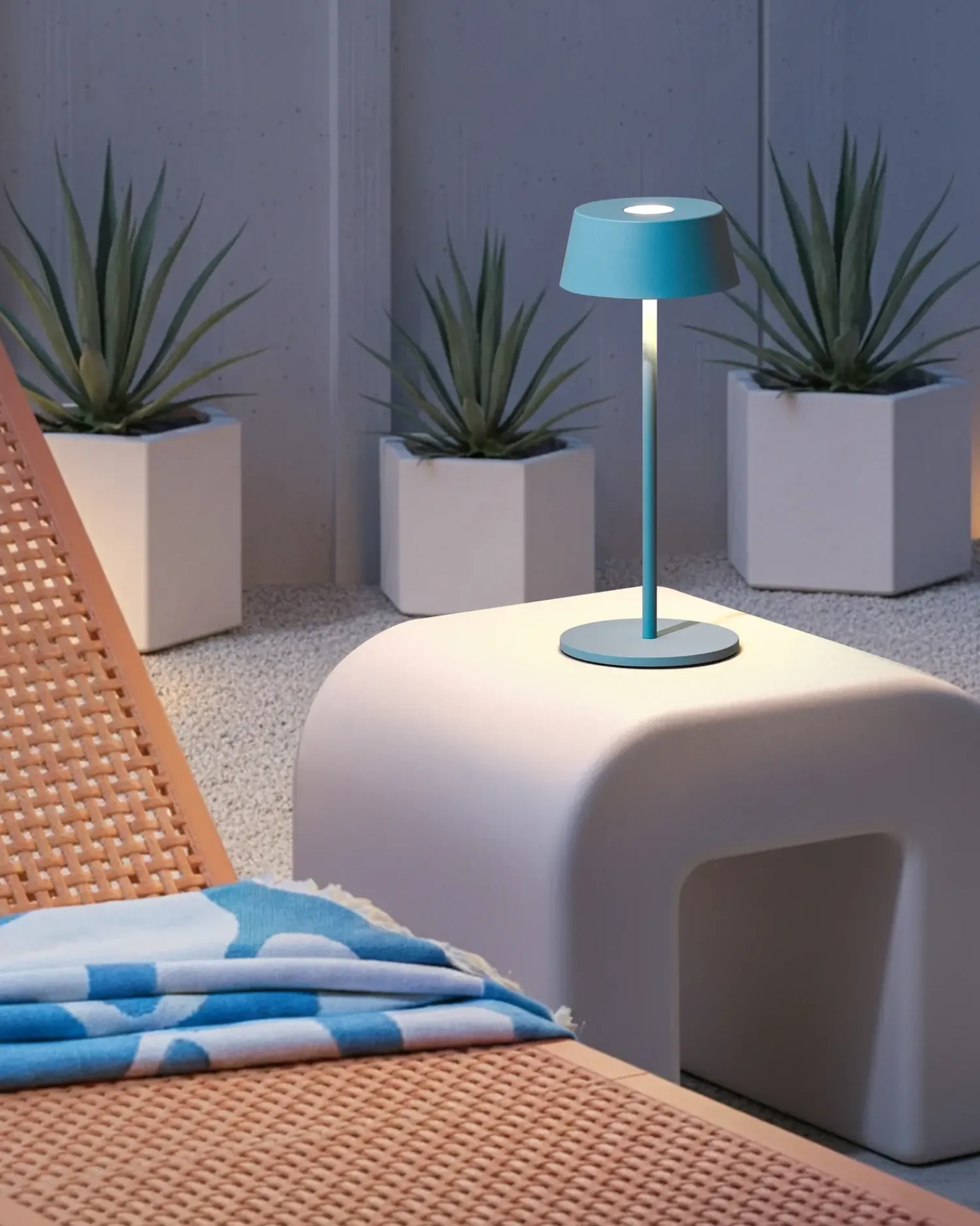 Discount Beliani Lampada da tavolo senza fili a LED GUDER con dimmer Metallo Blu