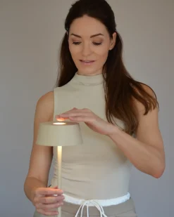 Sale Beliani Lampada da tavolo senza fili a LED GUDER con dimmer Metallo Beige