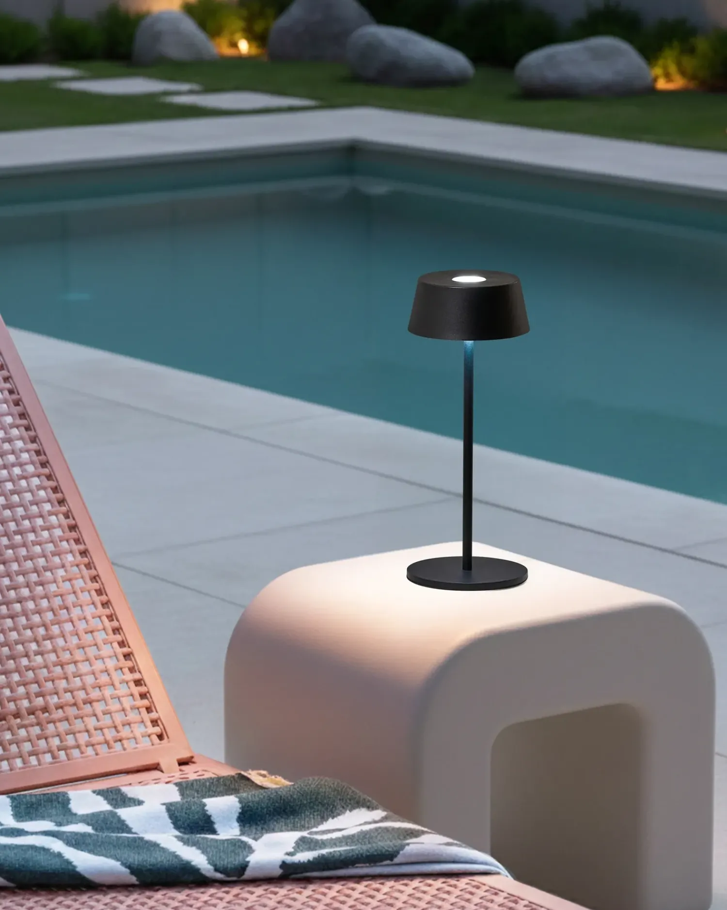 Beliani Lampada da tavolo senza fili a LED GUDER con dimmer Metallo Nero