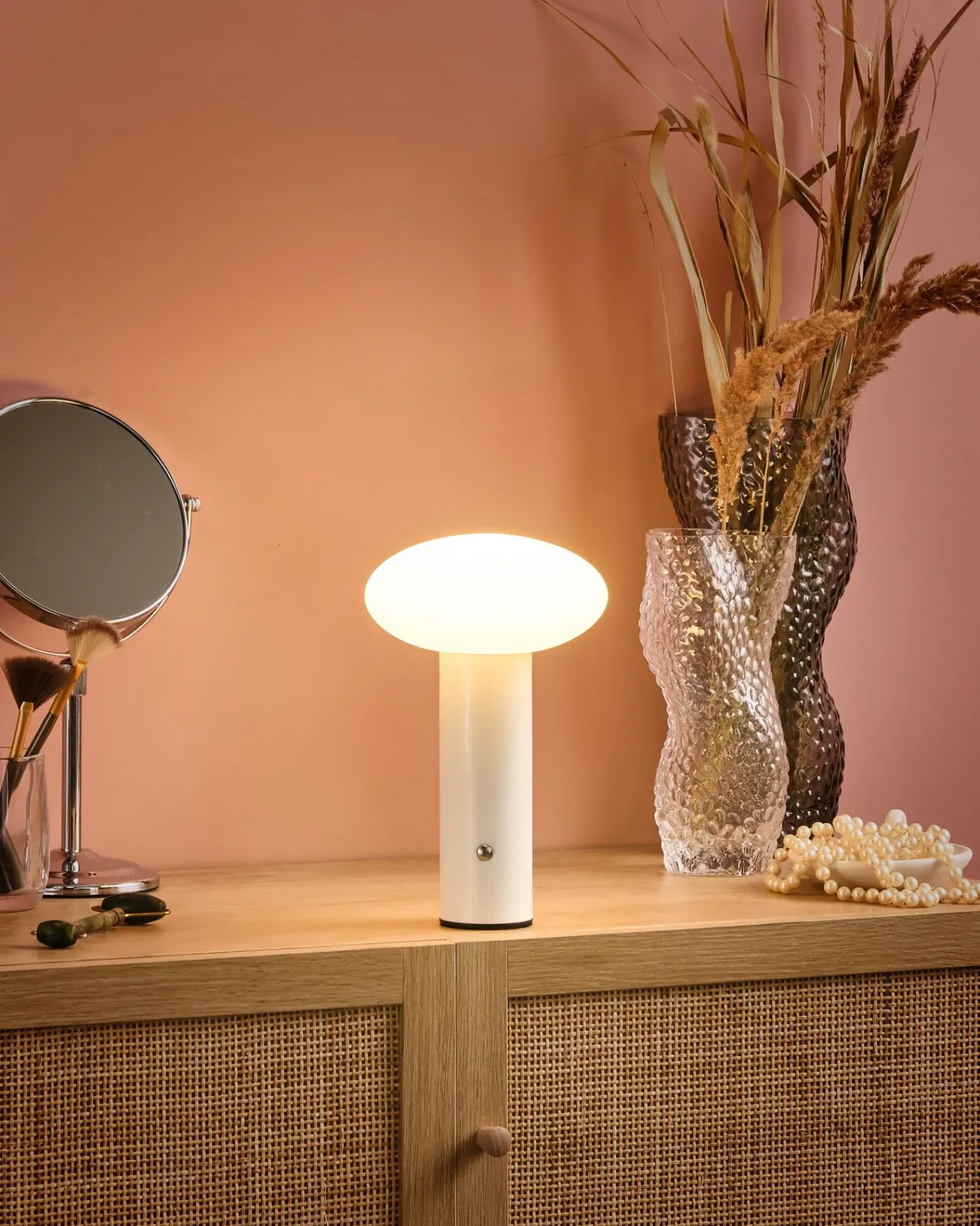 Clearance Beliani Lampada da tavolo senza fili a LED BUAYAN con dimmer Metallo Bianco Bianco Nero