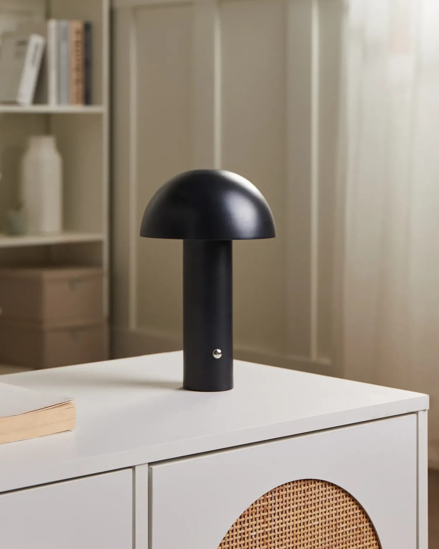 Beliani Lampada da tavolo senza fili a LED BOJO con dimmer Metallo Nero