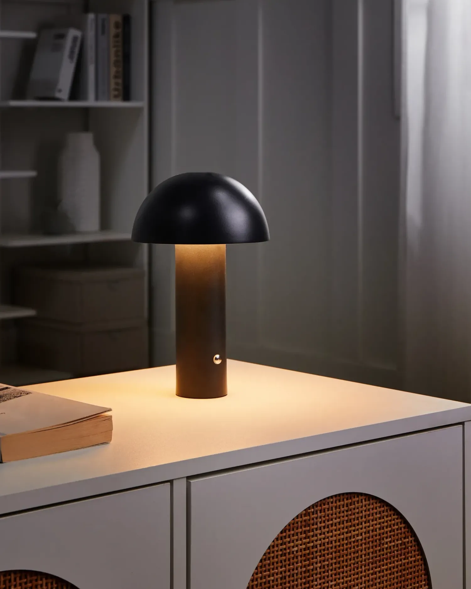 Beliani Lampada da tavolo senza fili a LED BOJO con dimmer Metallo Nero