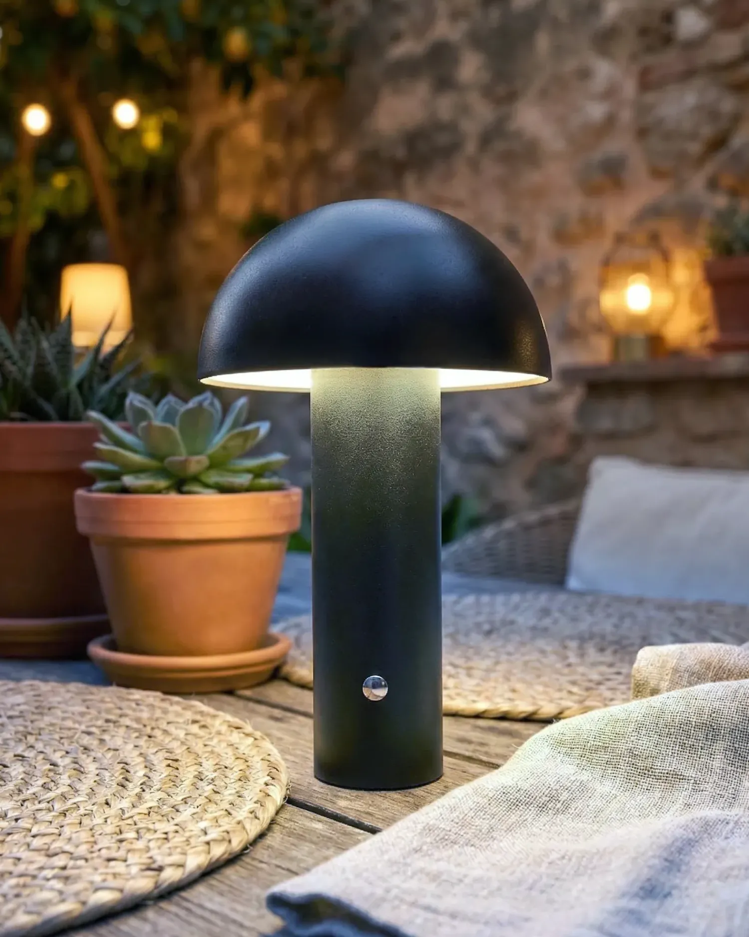 Beliani Lampada da tavolo senza fili a LED BOJO con dimmer Metallo Nero