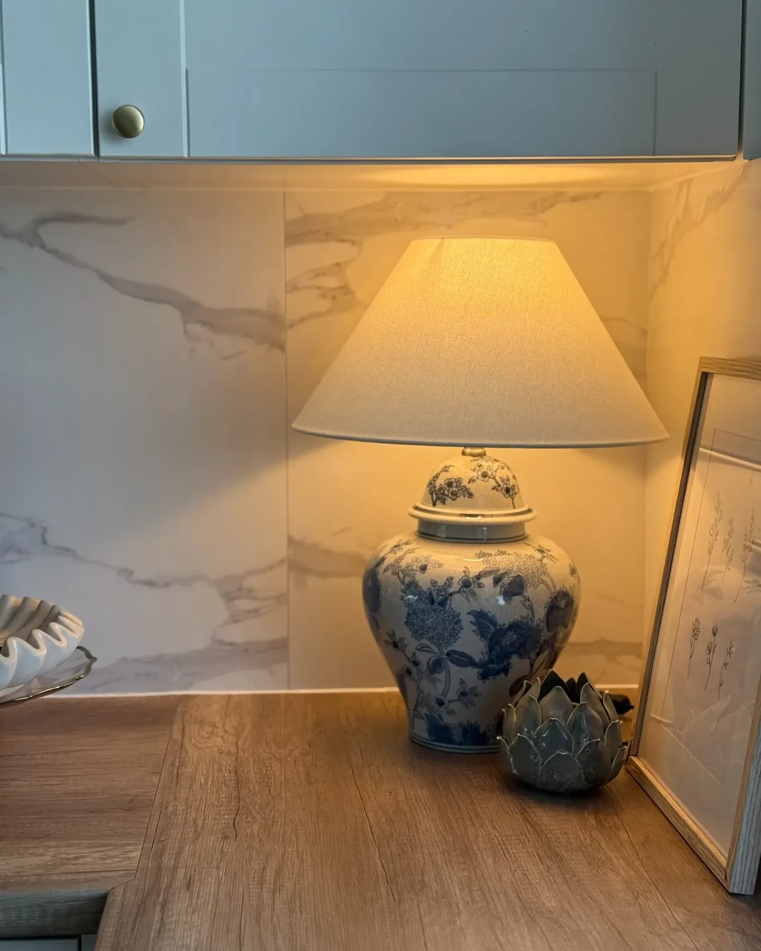 Online Beliani Lampada da tavolo SORRAIA Porcellana Bianco/Blu Bianco Blu