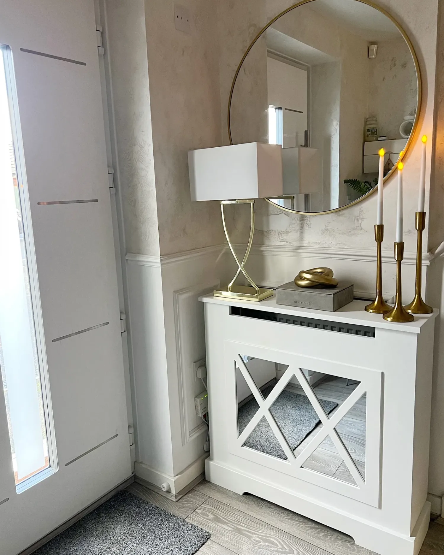Outlet Beliani Lampada da tavolo YASUNI Metallo Bianco/Oro Bianco Oro