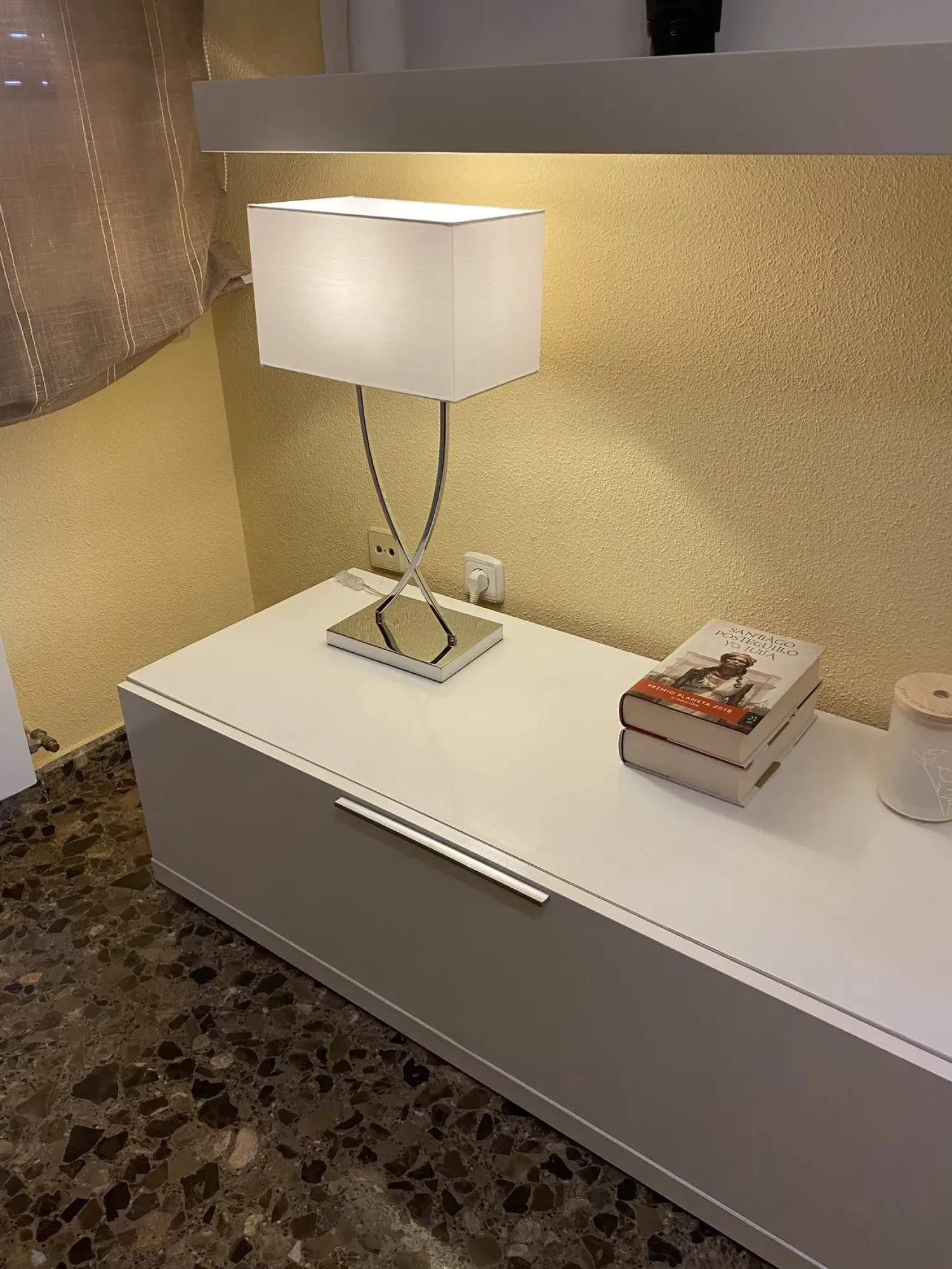 Outlet Beliani Lampada da tavolo YASUNI Metallo Bianco/Oro Bianco Oro